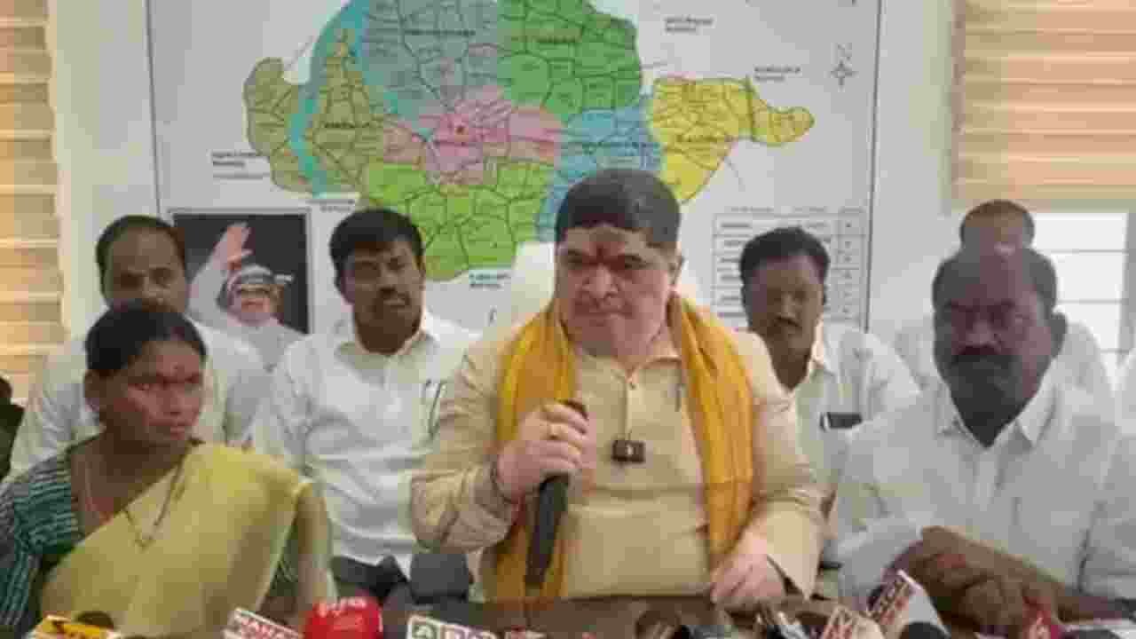 Ponnam Prabhakar Demands Apology From Pawan Kalyan