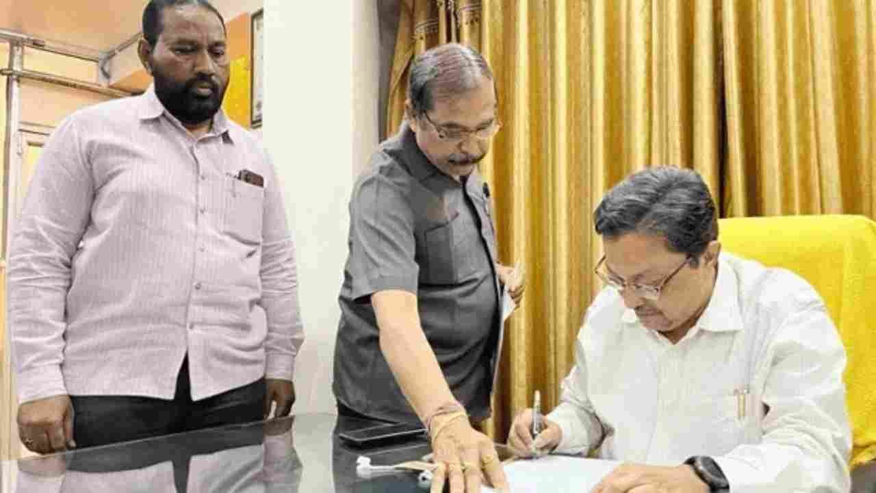 Why Urdu Academy Director Asadullah Removed For 24 Hours?