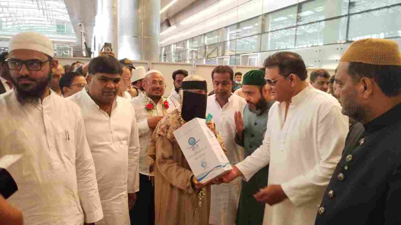 Azharuddin Welcomes Returning Hajj Pilgrims In Hyderabad