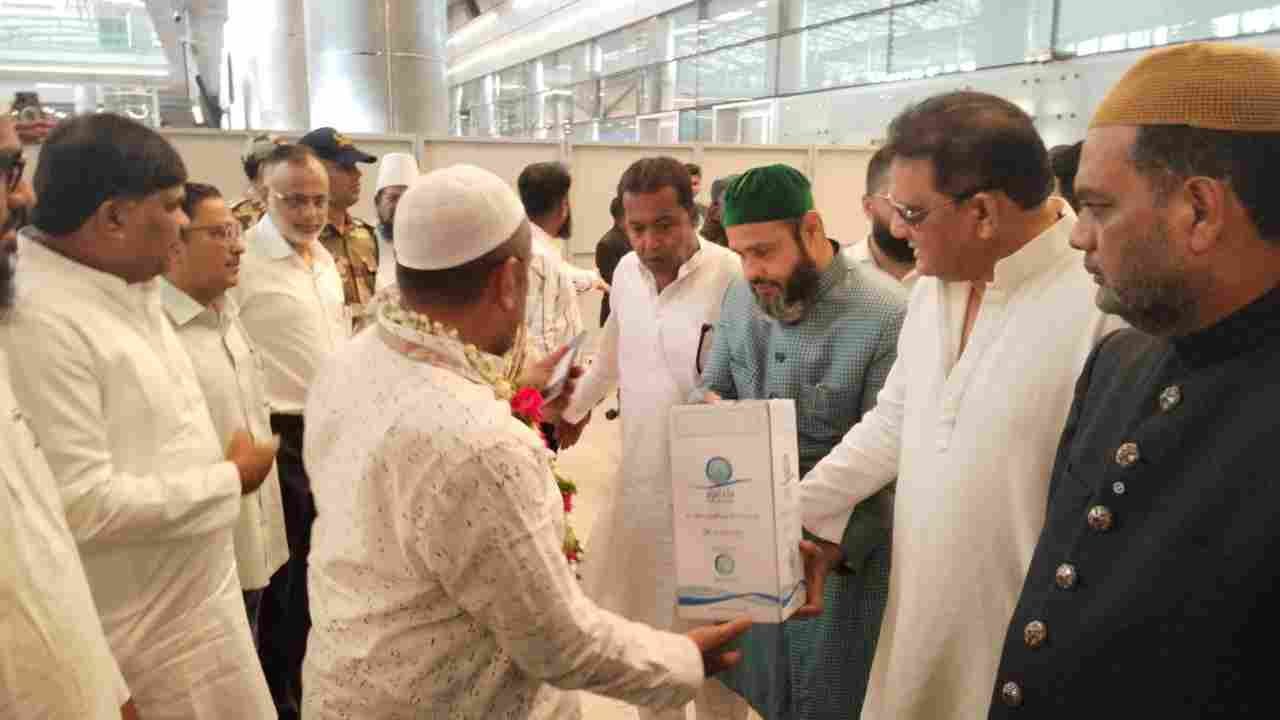 Azharuddin Welcomes Returning Hajj Pilgrims In Hyderabad