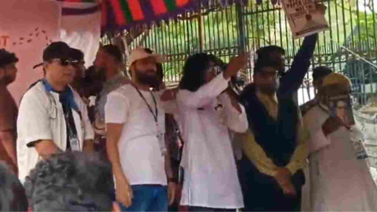 Cockroach Janta Party Stage Protest In Hyderabad Demanding Dharmendra Pradhan Resignation