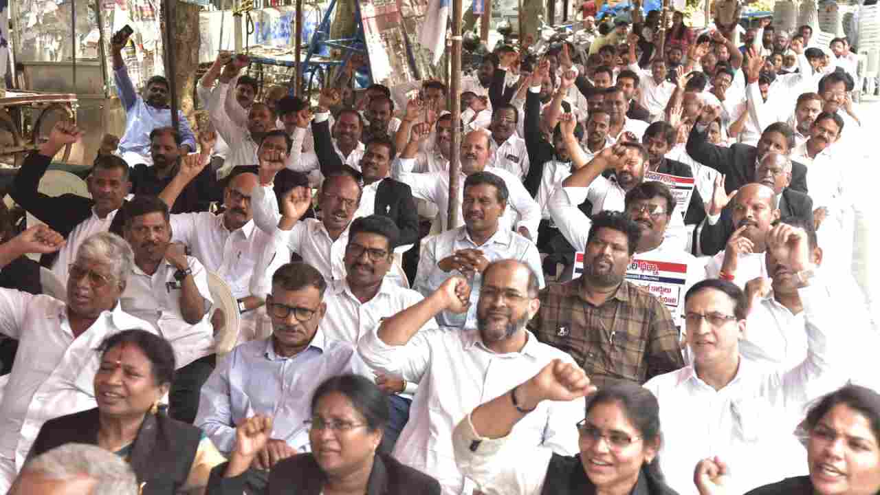 Telangana Lawyers Protest At Indira Park; Demand Health Cards, Welfare Reforms