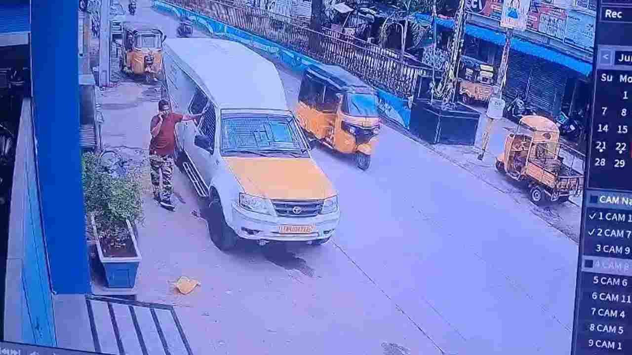 WATCH: ATM Cash Van Driver Flees With Rs. 17 lakh In Old City