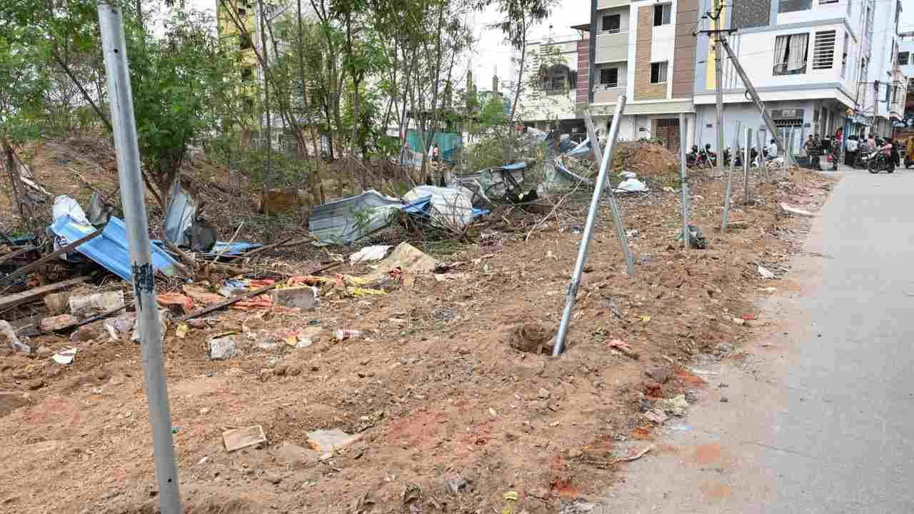 HYDRA Removes Illegal Structures On Archaeological Land In Secunderabad