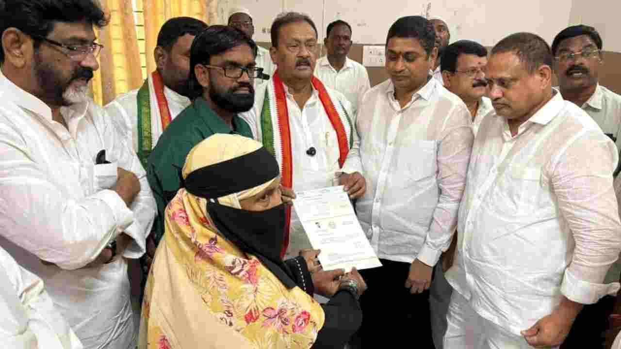 Shabbir Ali distributes sewing machines, CMRF cheques in Nizamabad