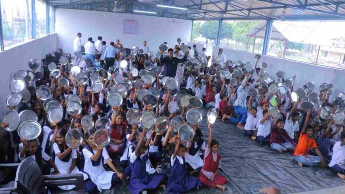 Lodge Keys No. 297 Distributes 402 Stainless Steel Meal Plates to Government School Students