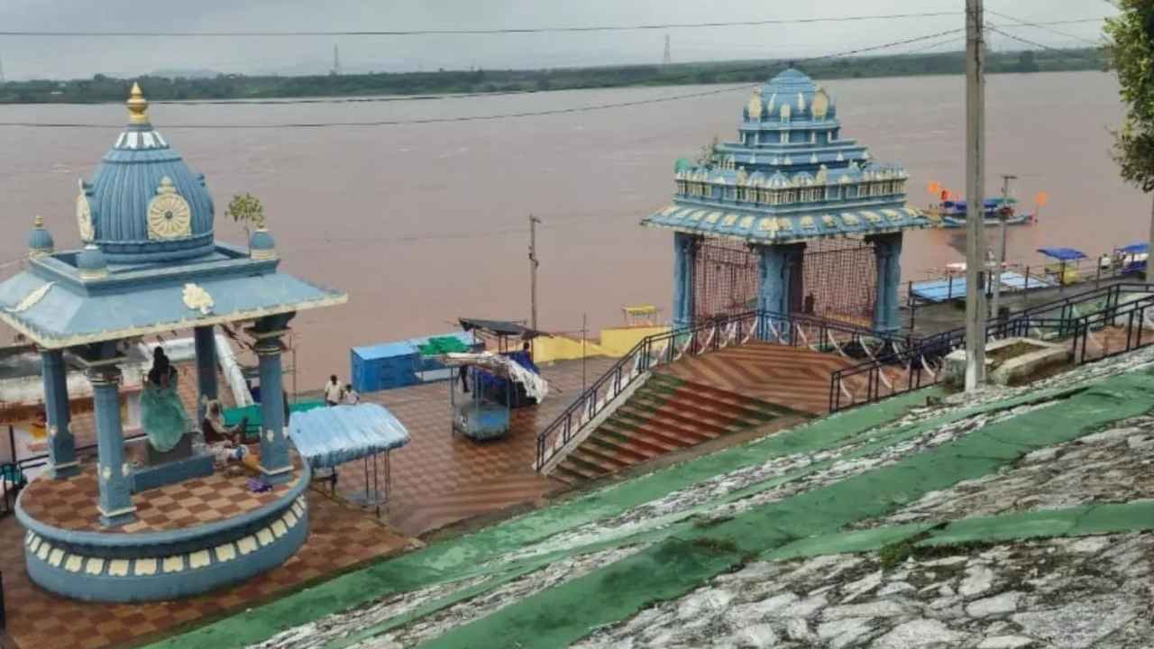 Godavari Reaches Second Warning Level At Bhadrachalam, 49 Villages Affected