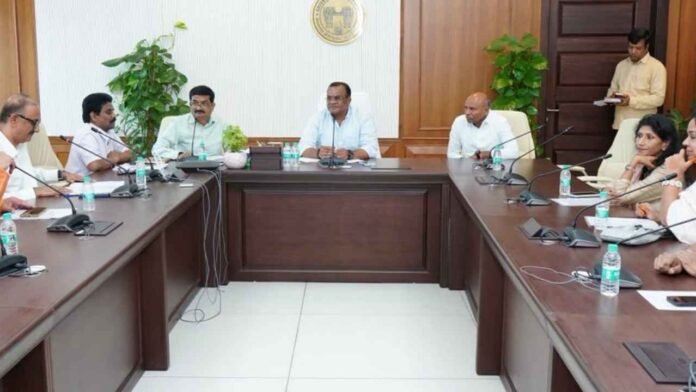 Telangana TV Awards to Reflect State's Identity: Komatireddy Venkat Reddy