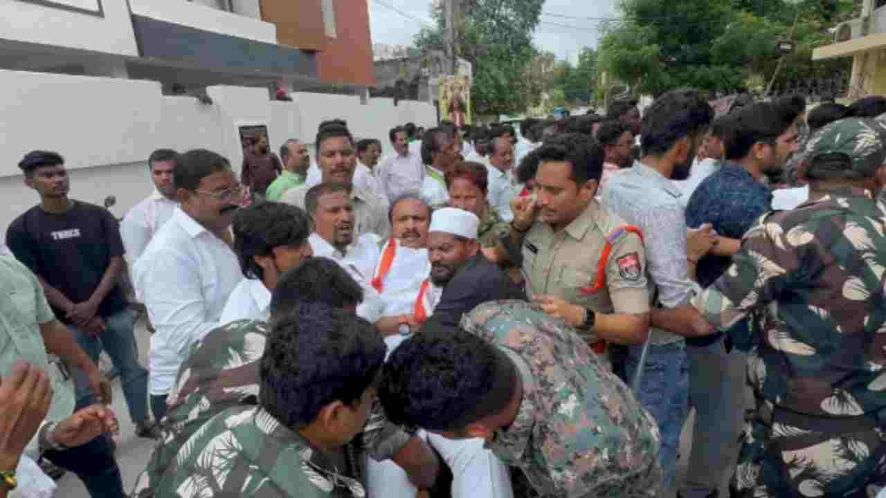 Congress and BJP Workers Clash in Karimnagar, Police Lathicharge