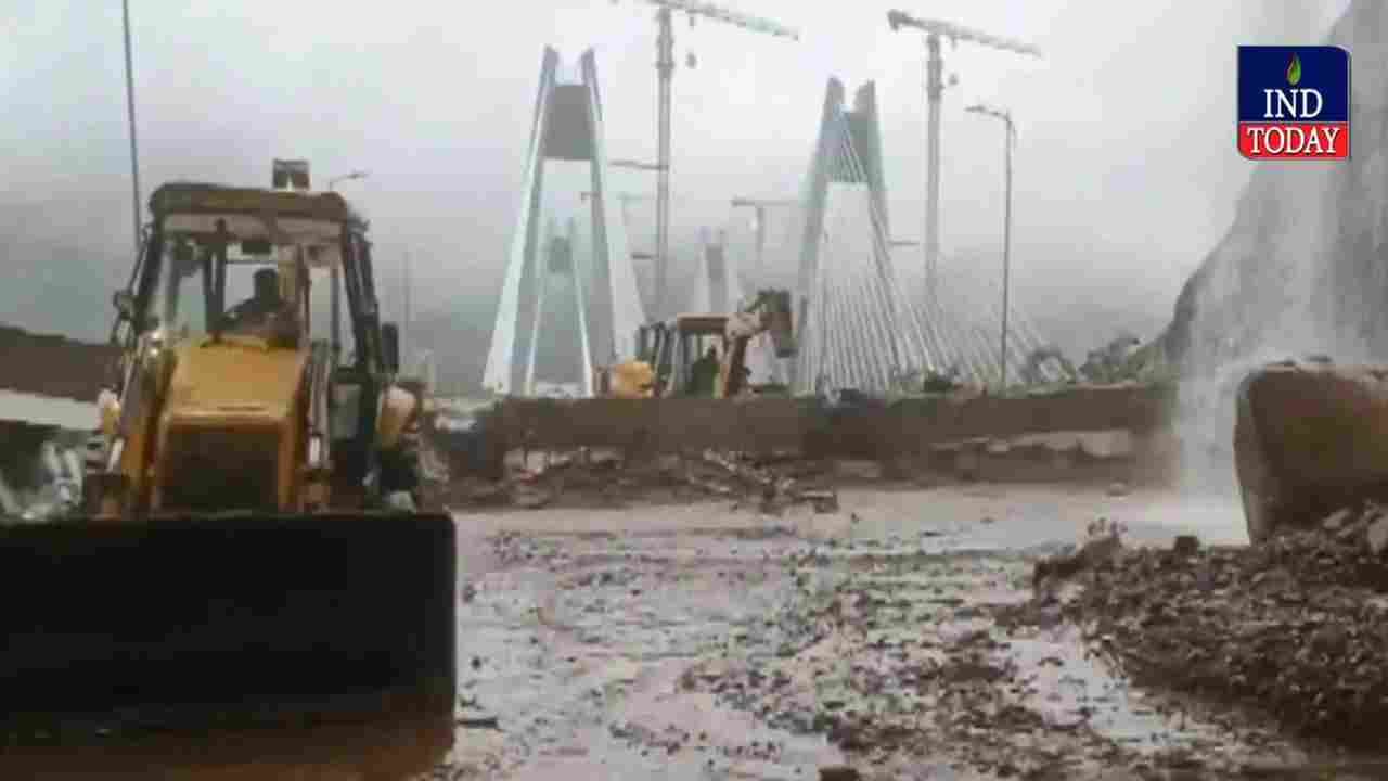 Heavy Rains Halt Traffic on Pune-Mumbai Expressway, Landslide Triggers Rescue Operation
