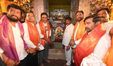 KTR Offers Prayers At Ujjaini Mahankali Temple During Bonalu