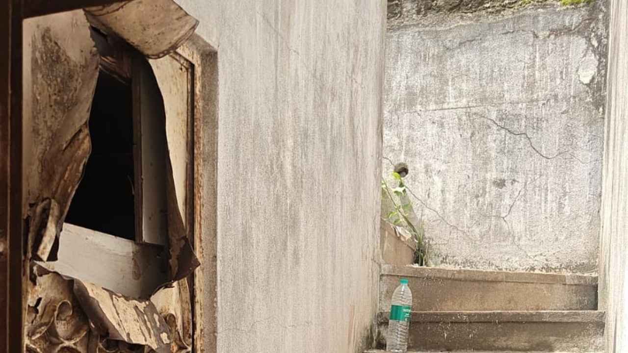 Burglars Break Into Jewellery Shop, Steal Gold And Silver In Chandanagar