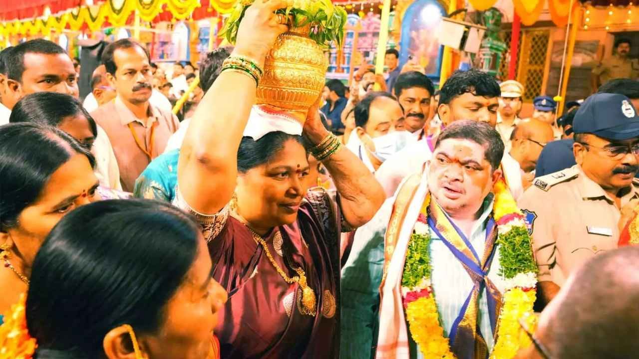 Ponnam Prabhakar Offers First Bonam To Ujjaini Mahakali