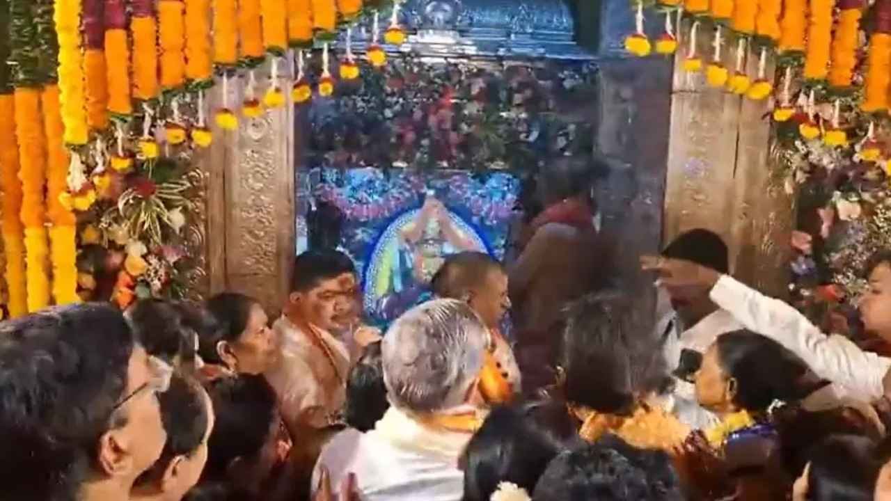 Ponnam Prabhakar Offers First Bonam To Ujjaini Mahakali