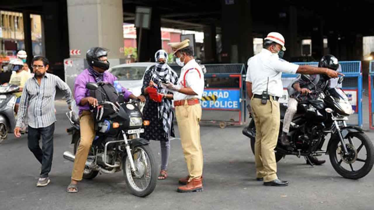 Hyderabad Traffic Police Book 1,349 Cases In Special Drive