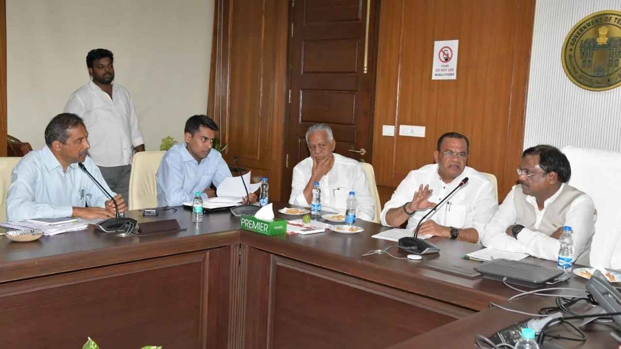Komatireddy Directs Mines Officials Not To Harass Genuine Contractors
