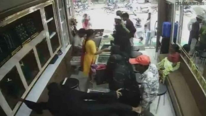Burqa Clad Gang Steals Gold Chain From Jewellery Shop In Tandur