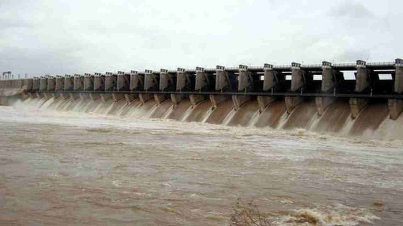 Heavy Flood Inflow To Srisailam Reserves, 2.09 Lakh Cusecs Of Flood From Jurala