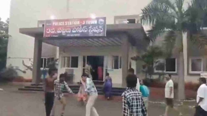 Extramarital Affair Dispute, Both Sides Clashed In The Police Station