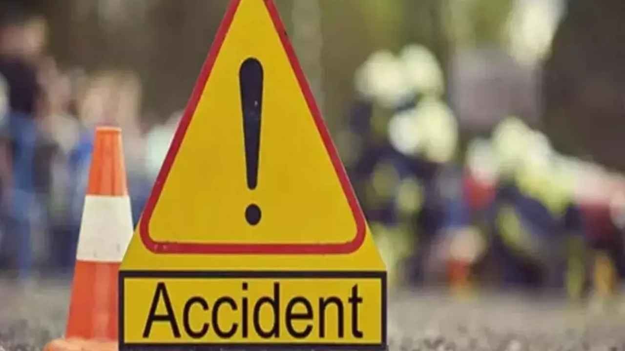 Karimnagar Crash 3 Nizamabad Electricity Staff Killed