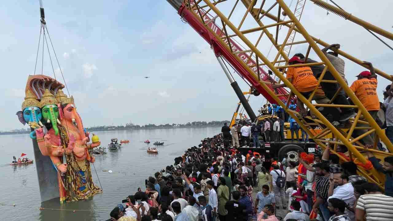 Amidst A Massive, Multi-Layered Police Bandobast, Khairabad Ganesh Idol Was Immersed