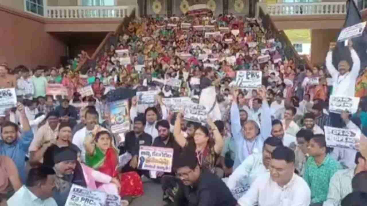 Employees Protest At Telangana Secretariat, Demands To Address Their Issues
