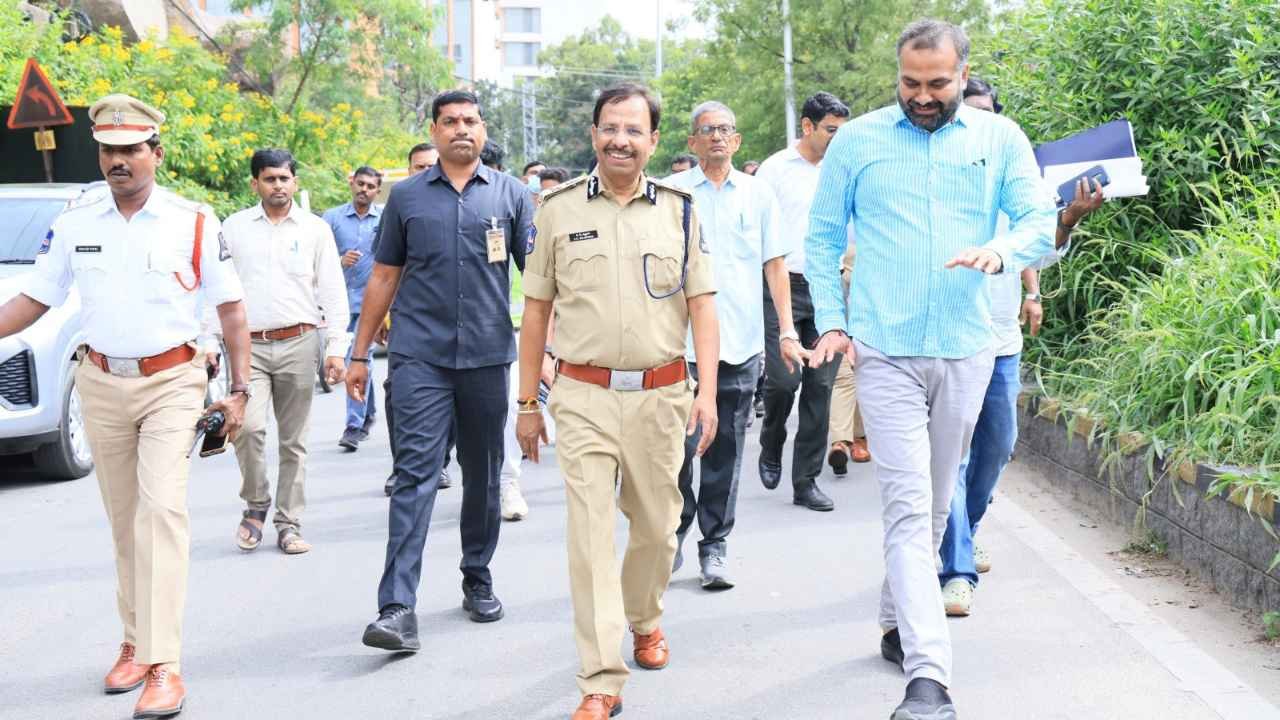 Hyderabad CP, GHMC Commissioner Review One Way Traffic Around KBR Park