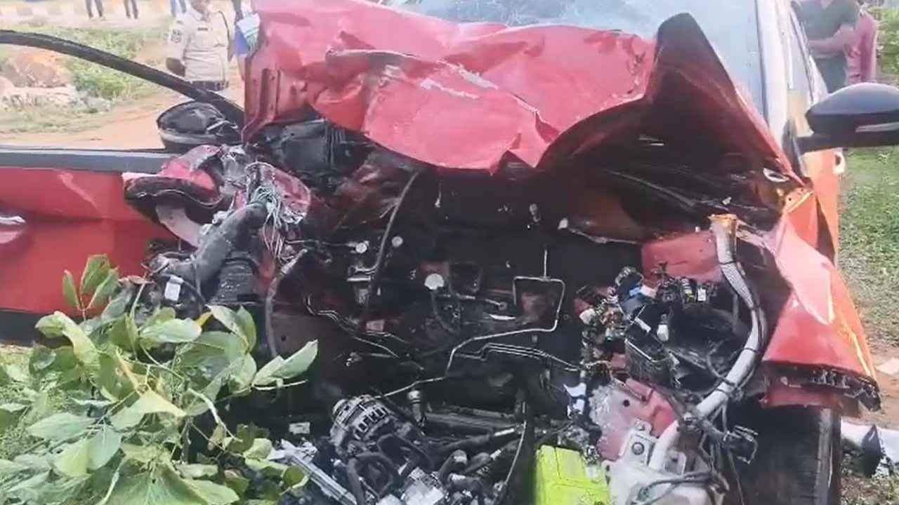 Two Killed As Car Hits Stationary Truck On NH 44