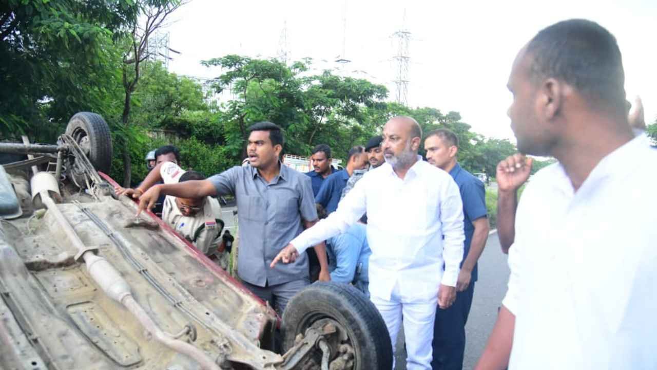 Bandi Sanjay Helps Accident Victims In Siddipet