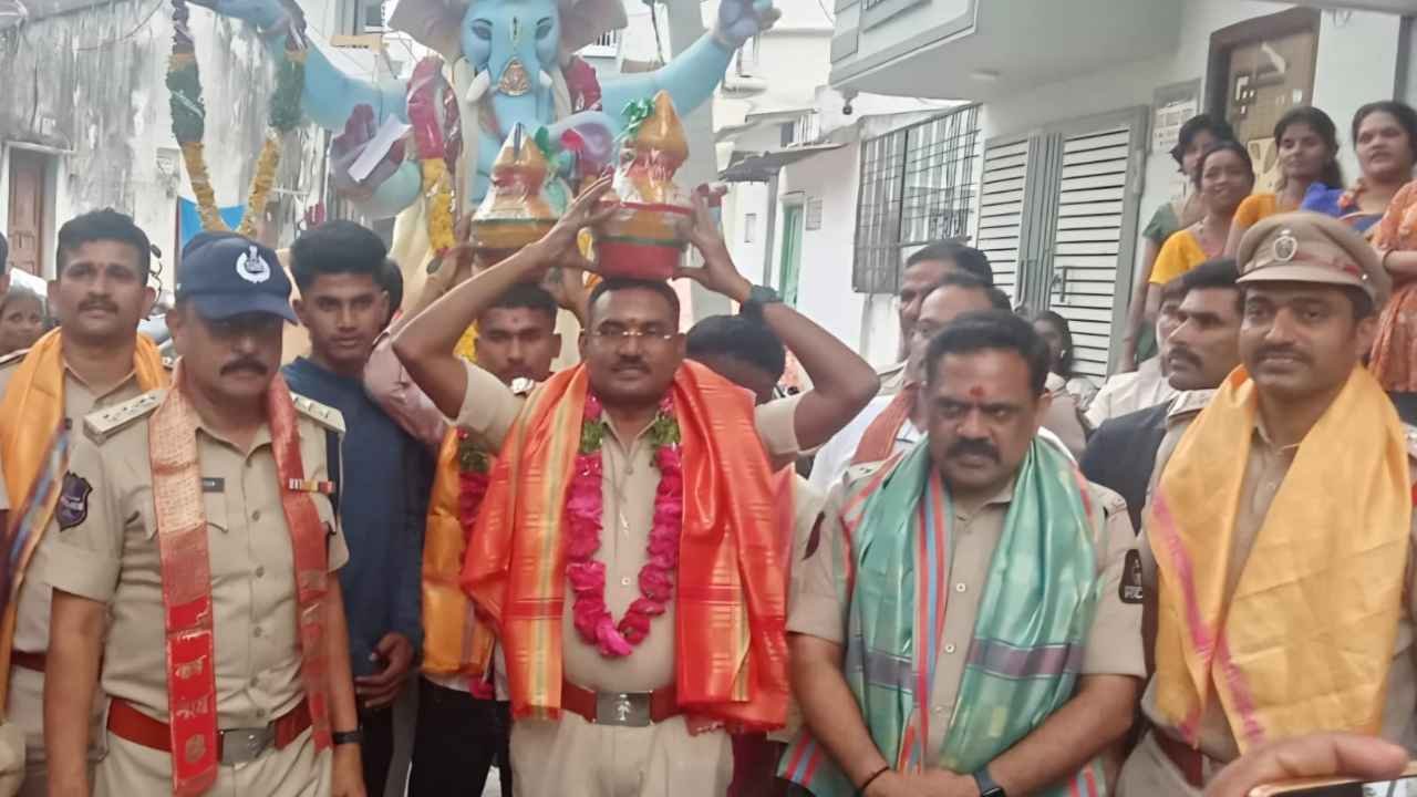 Kalapathar Police Win Ganesh Laddu Auction For Rs 33,000