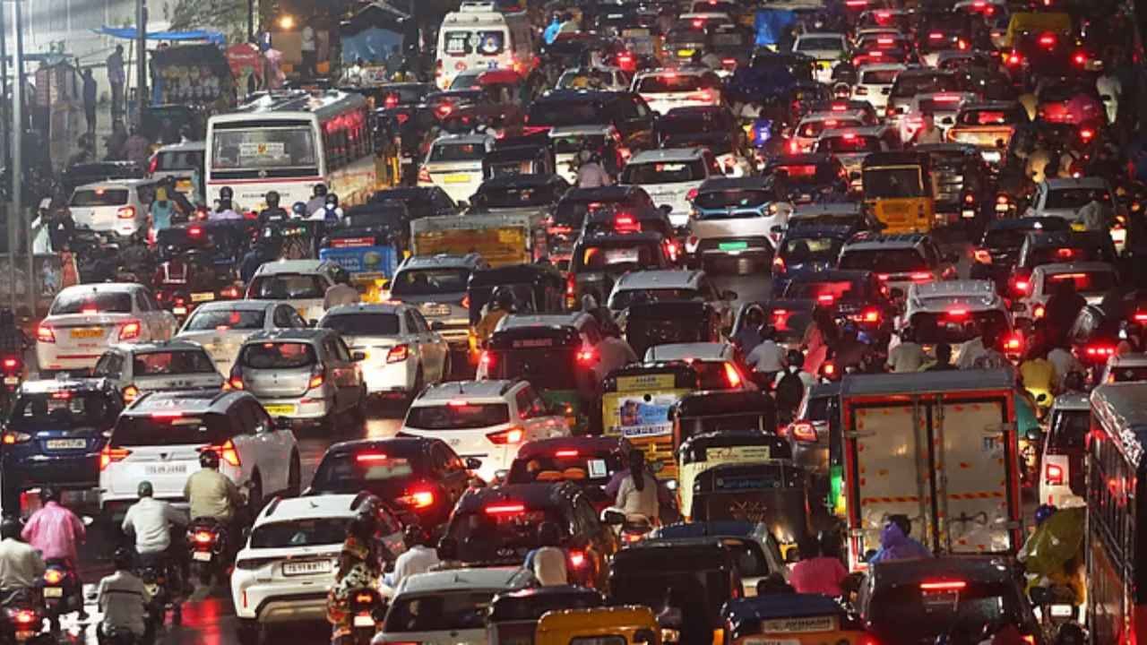 Sudden Downpour Disrupts Traffic in Hyderabad, Heavy Rain Alert
