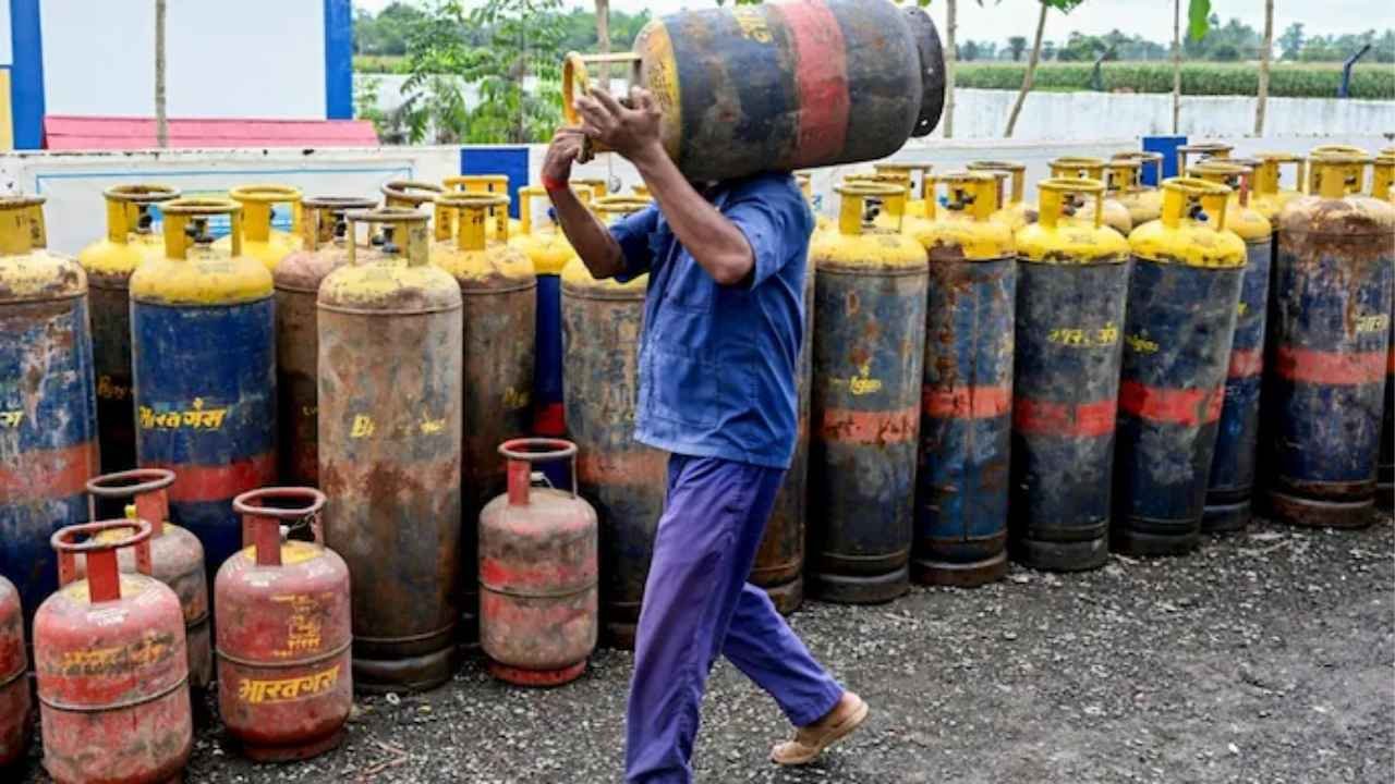 Commercial LPG Cylinder Price Hiked by Rs. 62.50