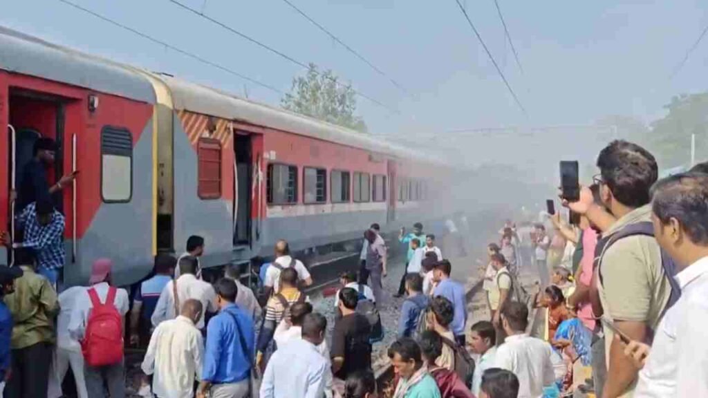 WATCH | Sirpur-Kagaznagar Train Catches Fire Near Bibinagar | www.indtoday.com WATCH | Sirpur-Kagaznagar Train Catches Fire Near Bibinagar