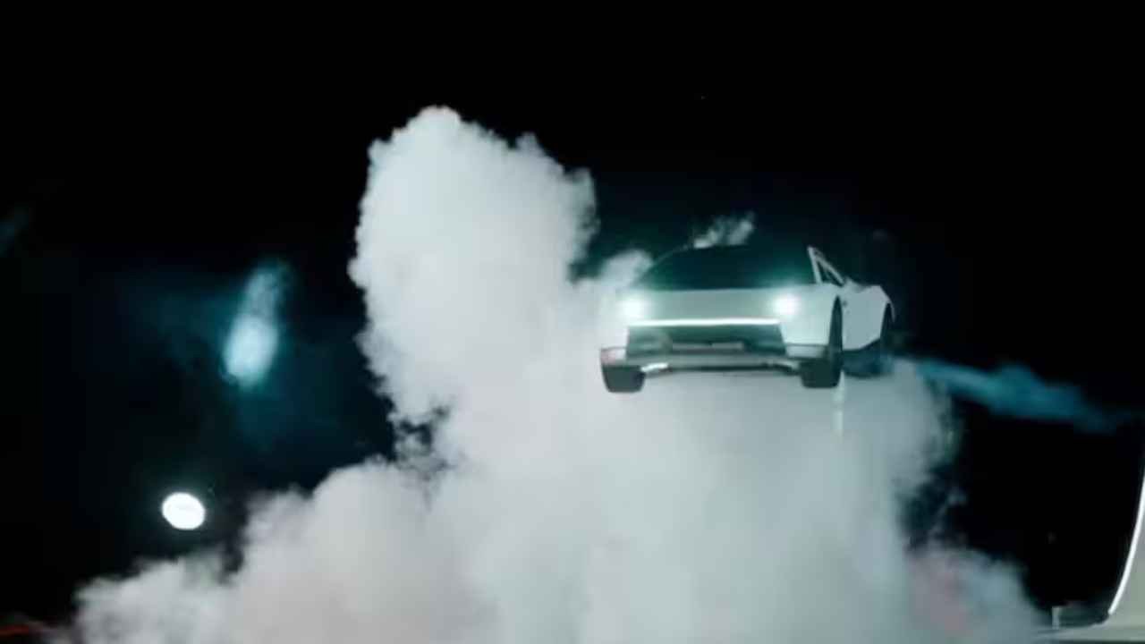 Tesla Roadster With SpaceX Thrusters Targets 2028