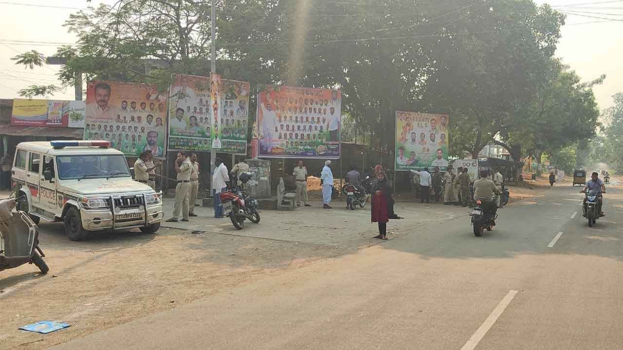 Women Protest Over Bathukamma Immersion Lathi Charge