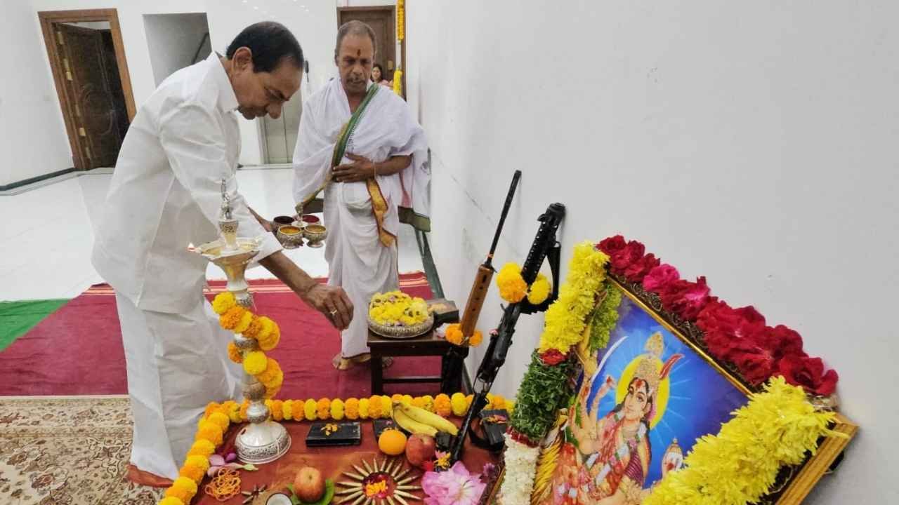 Dussehra 2026: KCR Celebrates Festival At Erravelli With Family