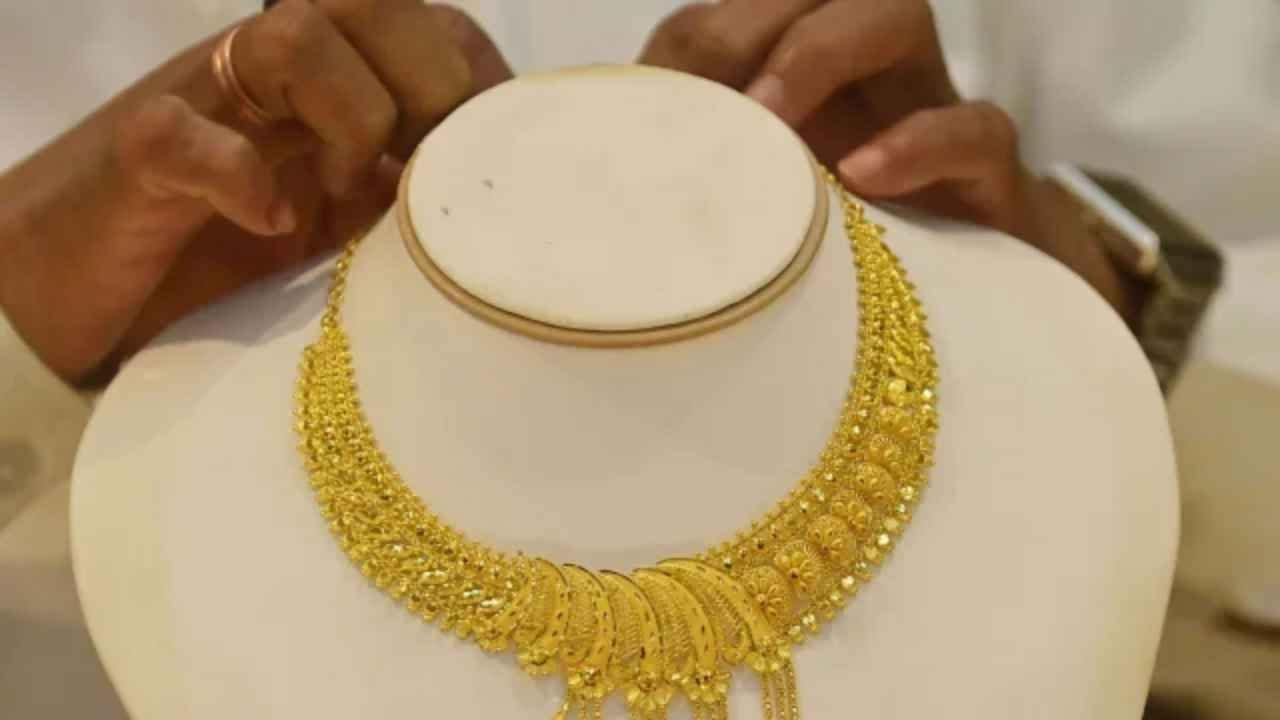 Gold Prices Hit Three Month Low as Oil Surges